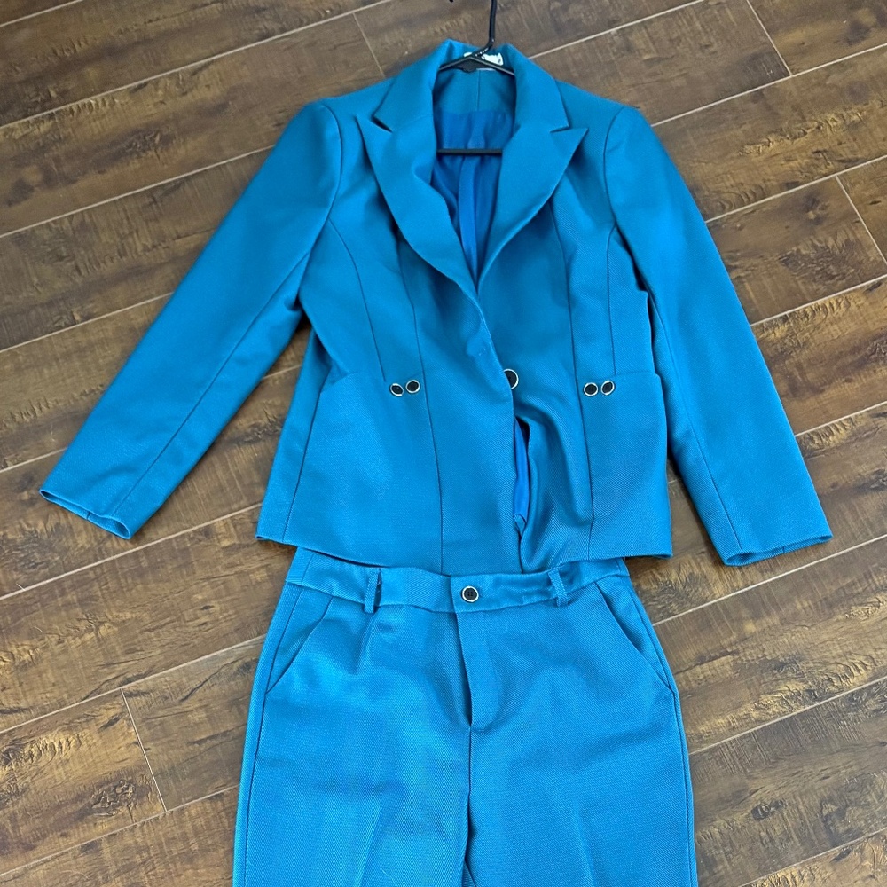 Beautiful lightly used blue blazer set, size 2/4